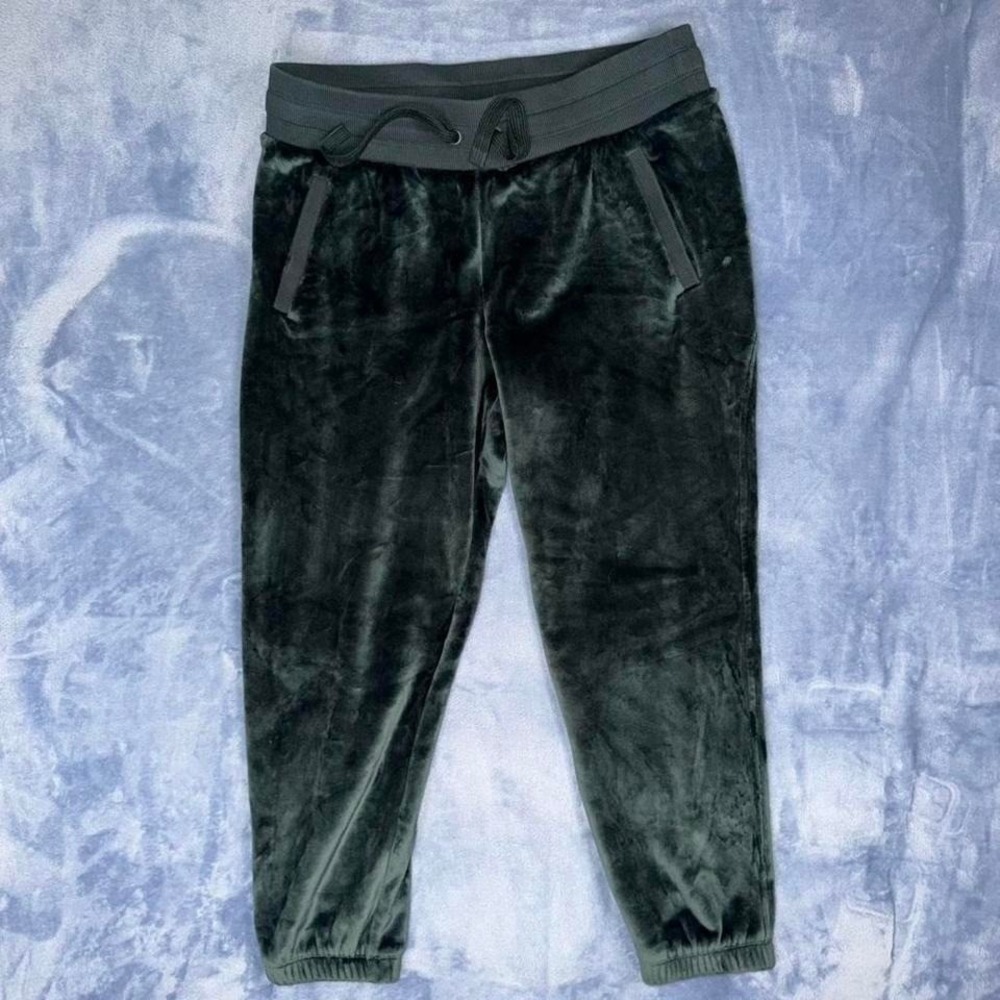Athleta green velvet joggers with drawstring waistband and pockets. Size L